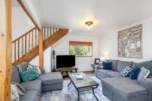 un soggiorno con un divano e una TV di Cozy Lakefront Retreat a Wasilla Altre 20 foto