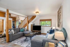 un soggiorno con un divano e una TV di Cozy Lakefront Retreat a Wasilla