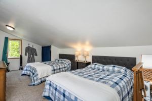 una camera da letto con due letti e una finestra di Cozy Lakefront Retreat a Wasilla