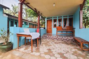 Balkón nebo terasa v ubytování RedDoorz near Pantai Ujung Genteng 2