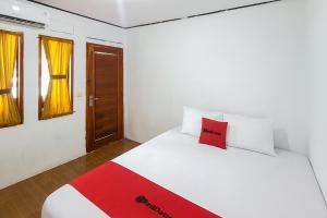 Postel nebo postele na pokoji v ubytování RedDoorz near Pantai Ujung Genteng 2