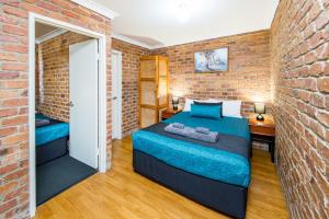 Un dormitorio con una cama y una pared de ladrillo. en Wondai Colonial Motel & Ivory's Restaurant, en Wondai 23 fotos más