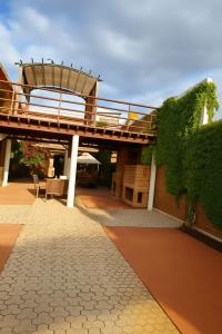 eine Brücke über eine Terrasse mit Tisch und Stühlen in der Unterkunft Hotel Flamora in Francisco Zarco
