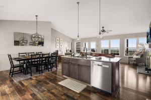 une cuisine et un salon avec une table et des chaises dans l'établissement The VUE - On Top of Paradise, à White Post