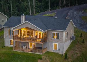 une vue aérienne sur une maison avec une terrasse dans l'établissement The VUE - On Top of Paradise, à White Post