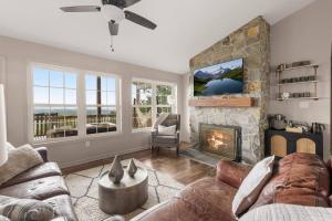 un salon avec un canapé et une cheminée dans l'établissement The VUE - On Top of Paradise, à White Post