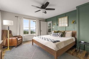 une chambre avec un lit et un ventilateur de plafond dans l'établissement The VUE - On Top of Paradise, à White Post