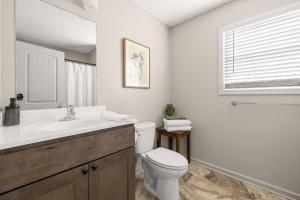 une salle de bain avec toilettes, lavabo et fenêtre dans l'établissement The VUE - On Top of Paradise, à White Post 44 autres photos