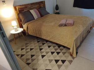 Ένα ή περισσότερα κρεβάτια σε δωμάτιο στο T2 quartier résidentiel la plaine st- Paul