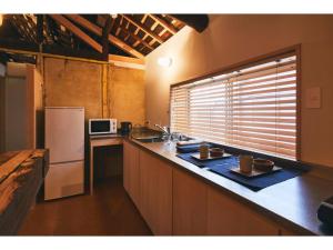 Batonship - Vacation STAY 12910 في أوساكا: مطبخ مع مغسلة وثلاجة ونافذة +9 صور