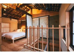 Batonship - Vacation STAY 12909 في أوساكا: غرفة نوم بها سرير في الغرفة