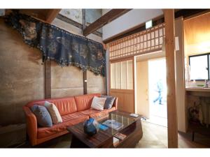Batonship - Vacation STAY 12909 في أوساكا: غرفة معيشة بها أريكة وطاولة