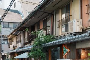 Batonship - Vacation STAY 12909 في أوساكا: مبنى فيه مكيفات جنبه