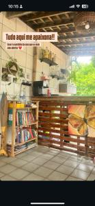 卡博迪圣阿戈斯蒂尼奥Casa Mina do Surf的一家书店，书架上摆满了书。