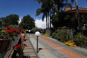 Vonkajšia záhrada v ubytovaní Villa esclusiva con piscina privata e vista Etna