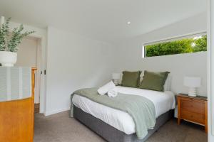 Postel nebo postele na pokoji v ubytování Sun-Filled 2BR Home In The Heart Of Arrowtown