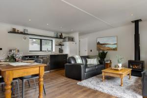 Posezení v ubytování Sun-Filled 2BR Home In The Heart Of Arrowtown + 25 fotografií