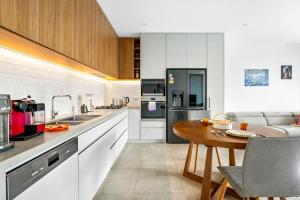una grande cucina con tavolo e divano di Stylish 2BR Home in Doncaster with parking a Doncaster