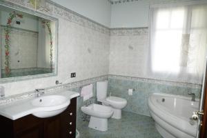 Kúpeľňa v ubytovaní Villa esclusiva con piscina privata e vista Etna + 29 fotografií