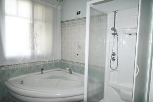 Kúpeľňa v ubytovaní Villa esclusiva con piscina privata e vista Etna