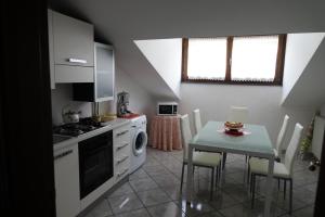 Kuchyňa alebo kuchynka v ubytovaní Villa esclusiva con piscina privata e vista Etna