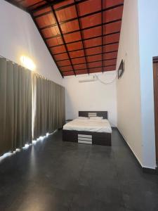 安巴拉瓦亚尔Royal homestay的卧室中间设有一张床