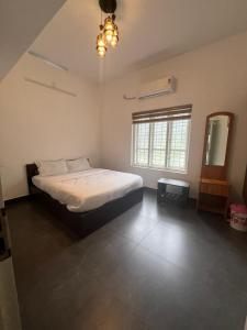 安巴拉瓦亚尔Royal homestay的一间卧室配有一张床和镜子 更多11张照片