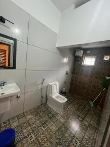 安巴拉瓦亚尔Royal homestay的带马桶和水槽的浴室