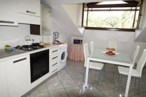 Kuchyňa alebo kuchynka v ubytovaní Villa esclusiva con piscina privata e vista Etna