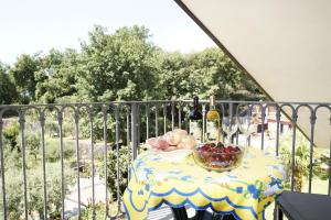 Balkón alebo terasa v ubytovaní Villa esclusiva con piscina privata e vista Etna
