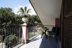 Balkón alebo terasa v ubytovaní Villa esclusiva con piscina privata e vista Etna