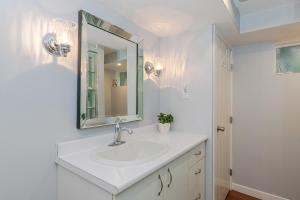 Un baño blanco con lavabo y espejo. en Bayview Bed and Breakfast, en Mill Bay 50 fotos más