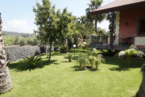 Vonkajšia záhrada v ubytovaní Villa esclusiva con piscina privata e vista Etna