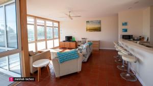 伯马吉Beach Pad Unit1, 2 Wallaga Street, Bermagui的带沙发和椅子的客厅
