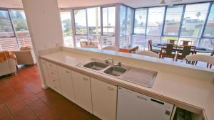 Køkken eller tekøkken på Beach Pad Unit1, 2 Wallaga Street, Bermagui + 2 billeder