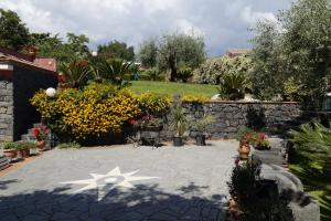 Vonkajšia záhrada v ubytovaní Villa esclusiva con piscina privata e vista Etna