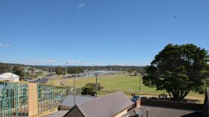 伯马吉Beach Pad Unit1, 2 Wallaga Street, Bermagui的城市景观，包括田野和建筑物。