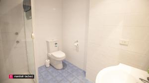 伯马吉Beach Pad Unit1, 2 Wallaga Street, Bermagui的带厕所和淋浴的小浴室 更多6张照片