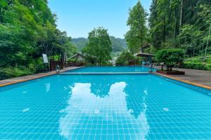 una piscina con reflejo en el agua en Serene Peaks Courtyard-Free pick-up-Free Laundry, en Fenghuang