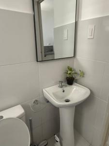 un bagno con lavandino, WC e specchio di WedStays 1 
