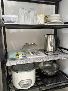 una mensola con frullatore e altri utensili da cucina di WedStays 1 