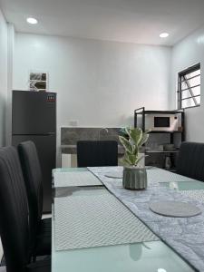 una sala da pranzo con tavolo e sedie di WedStays 1  Altre 16 foto