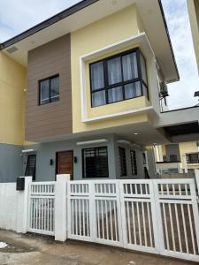 una casa con una staccionata bianca di WedStays 1 