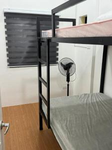 Letto a castello con ventilatore in camera di WedStays 1 