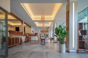 un pasillo de un edificio con una maceta en Serene Peaks Courtyard-Free pick-up-Free Laundry, en Fenghuang