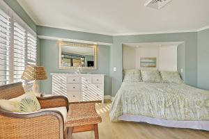 Un dormitorio con una cama, un espejo y una silla. en PC202E: 202E Port O'Call, en Isle of Palms 12 fotos más