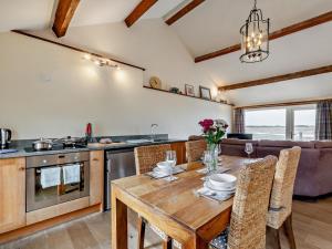 Η κουζίνα ή μικρή κουζίνα στο 2 Bed in Ravenglass SZ409