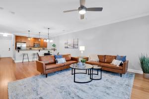 The Juliette by AvantStay في سافانا: غرفة معيشة مع أريكتين وطاولة