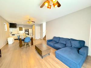 un soggiorno con un divano blu e un tavolo di OKINAWA POOLWILLA ONNA 4A - Vacation STAY 06955v a Baba