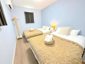 2 letti in una camera con 2 letti e sidro sidx sidx sidx di OKINAWA POOLWILLA ONNA 4A - Vacation STAY 06955v a Baba Altre 28 foto